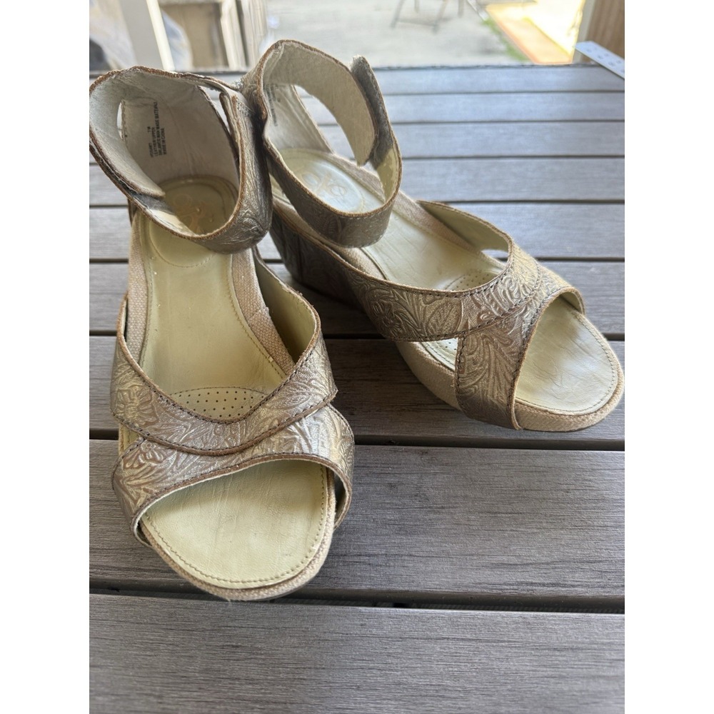 OTBT Women HOBART 7M Gold EMBOSSED LEATHER Wedge Platform Sandal w/Ankle Strap